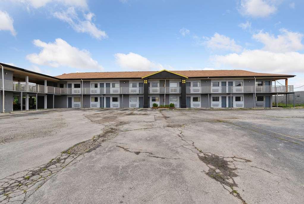 Super 8 By Wyndham Millbury/Toledo Exterior foto