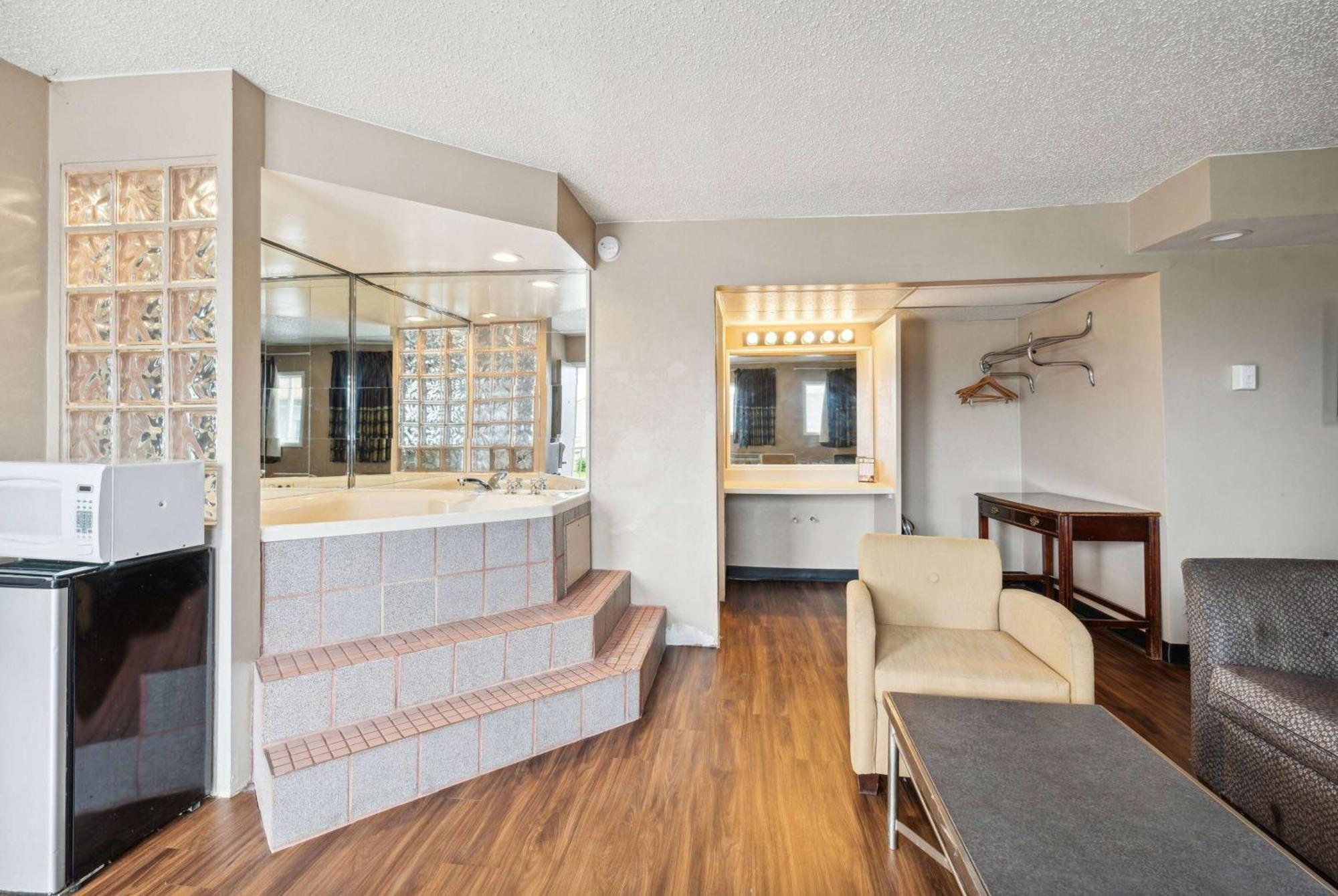Super 8 By Wyndham Millbury/Toledo Exterior foto